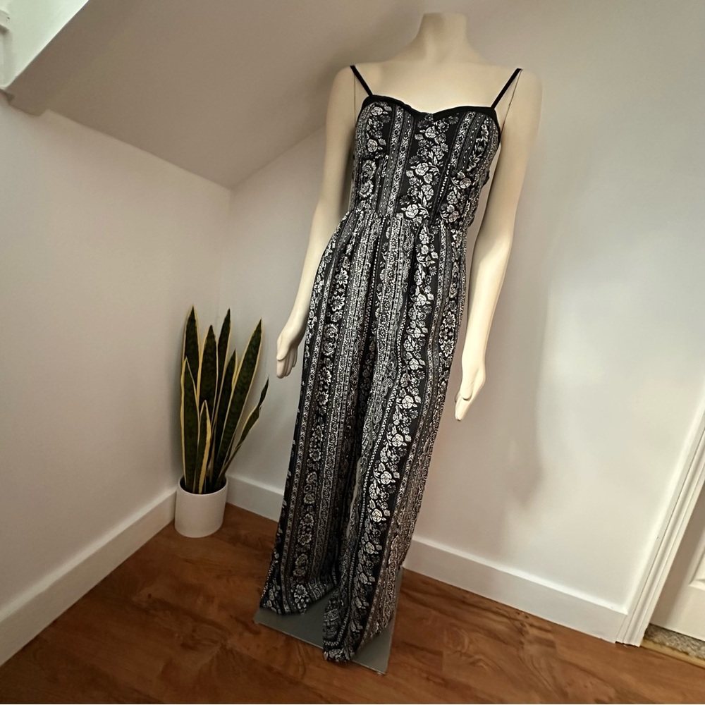 🖤🤍 Band of Gypsies : Black & White Floral Patterned Jumpsuit with Pockets